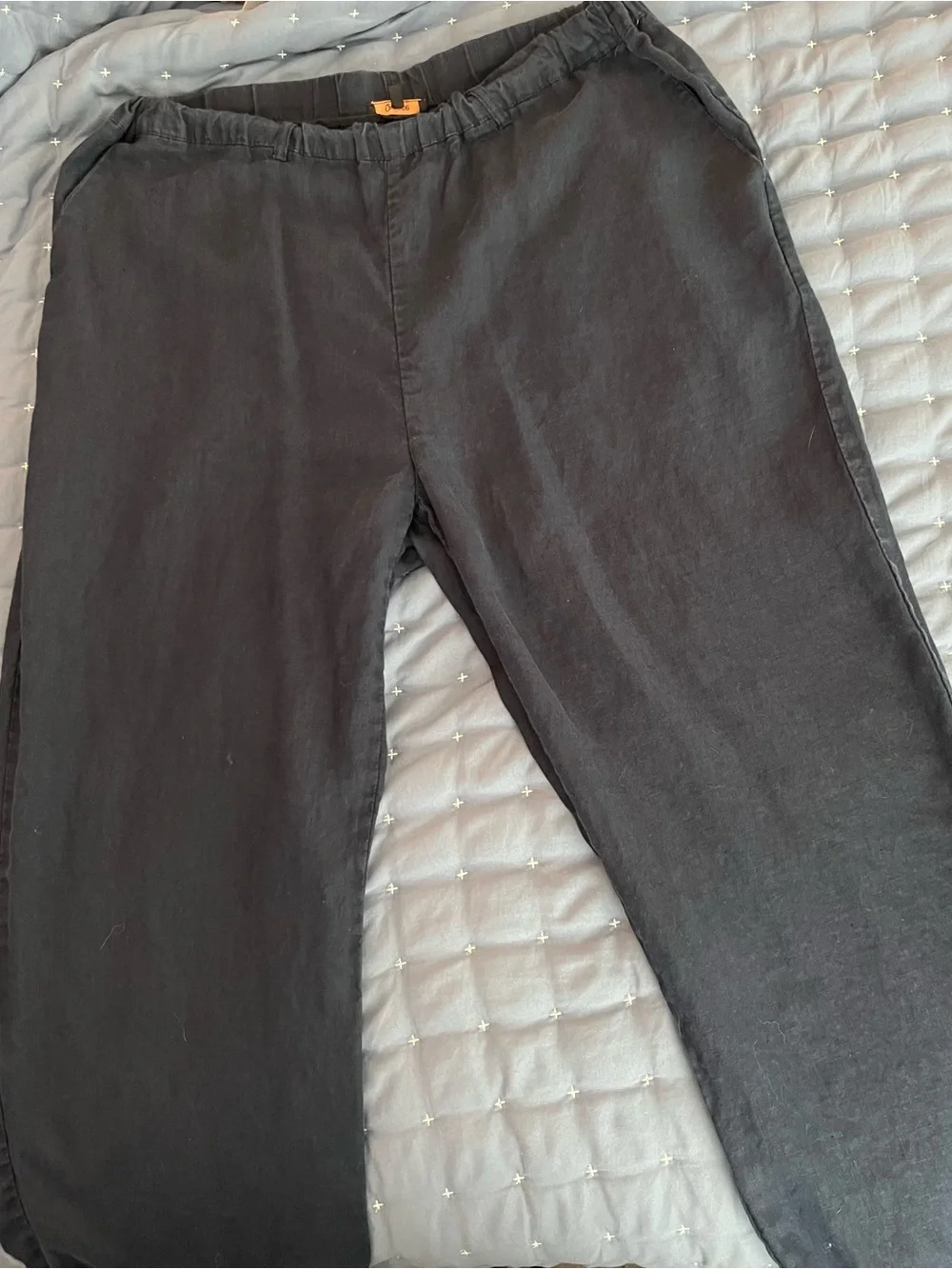 Women’s Quince brand lightweight wide leg linen pants. Navy